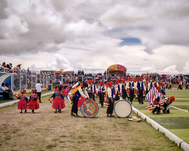 Waiting to enter, Chacareros Flor de Sankayu ensemble