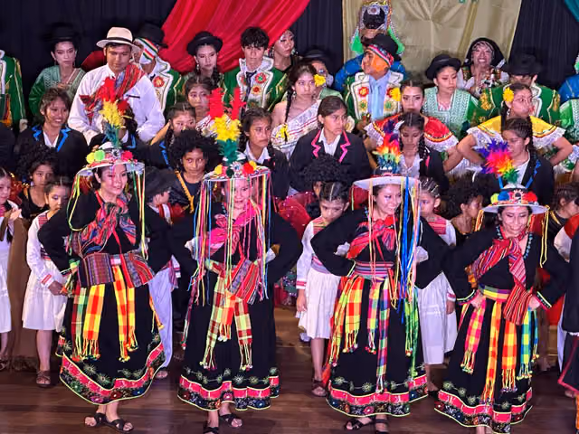 Bailarines con traje de tinkus
