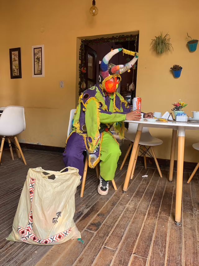 Carnaval 2026 en Humahuaca: persona disfrazada