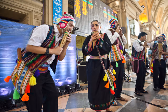 Música del altiplano en la estación de trenes de Constitución (15667015291)