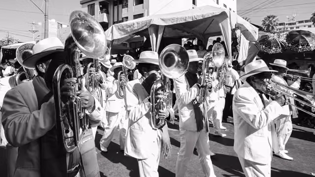 Musicians at the folkloric parade of the Cochabamba carnival 01