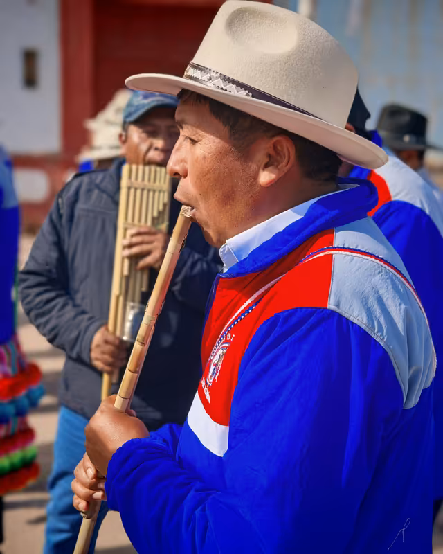 Sikuris ascending to the Calvarios of the Holy Cross in Huancané
