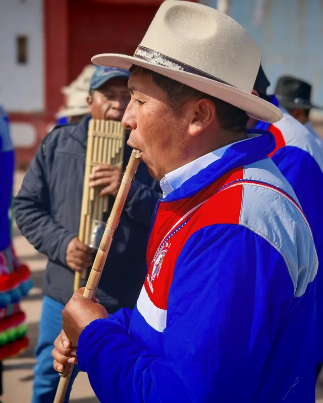 Sikuris ascending to the Calvarios of the Holy Cross in Huancané