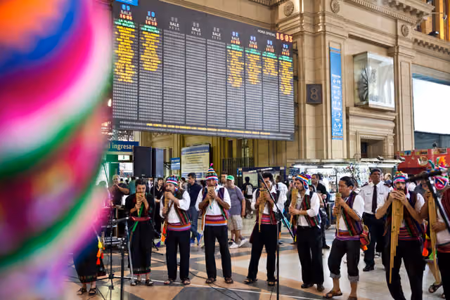 Música del altiplano en la estación de trenes de Constitución (15667024621)