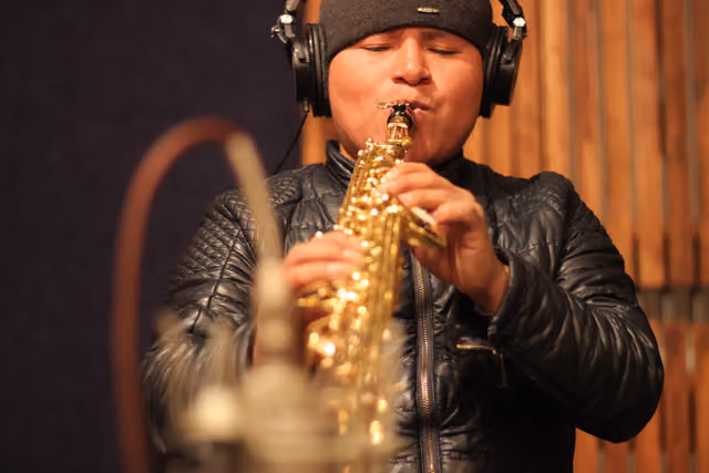 Alex Cordova grabando saxofón en estudio