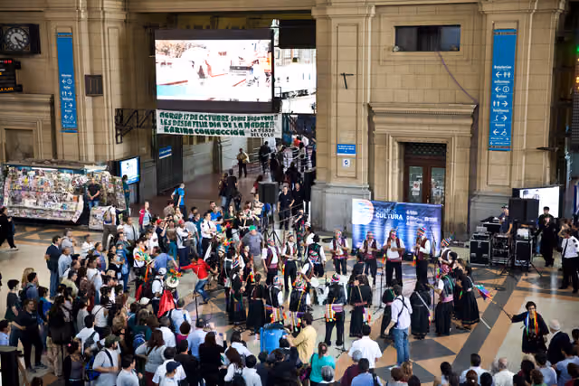 Música del altiplano en la estación de trenes de Constitución (15669700915)