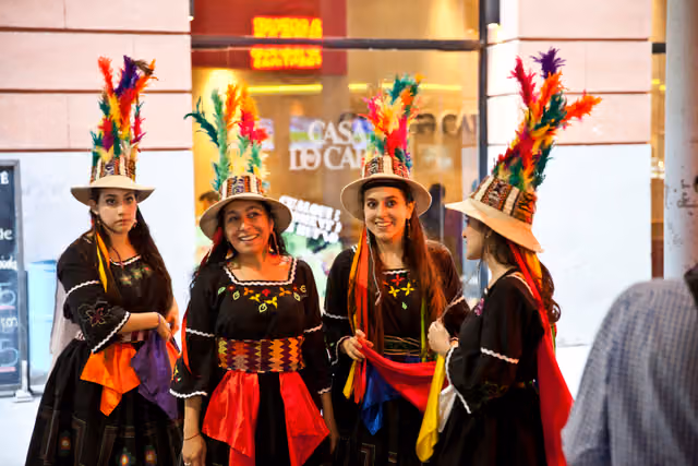 Highland music at the Constitución train station (15483739237)