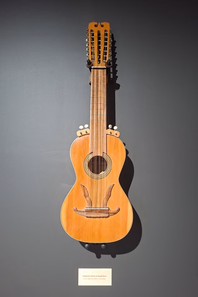 Guitarrón chileno de Ángel Parra, Museo Violeta Parra