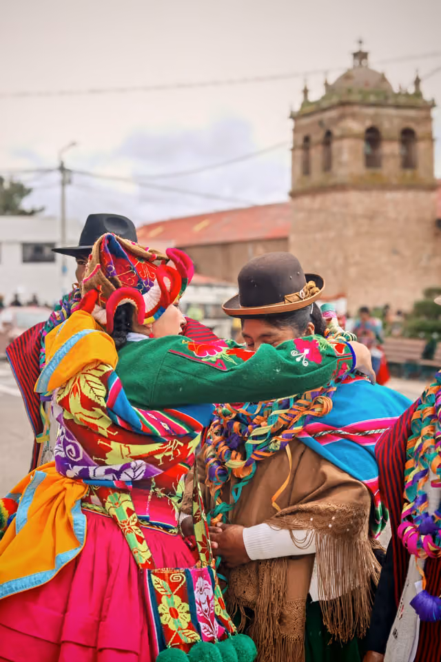 Serpentinado de tenientinas comunales en la apertura del Jach'a Anata Phunchawi