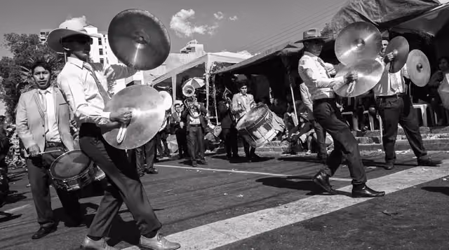 Musicians in the folk parade of the Cochabamba Carnival (2023)