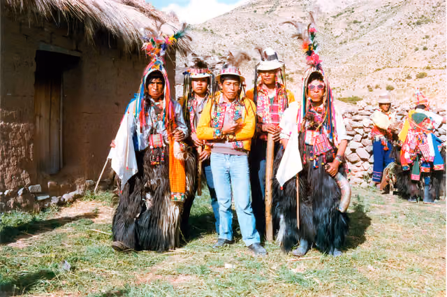 Qaqachaka 0257: group photograph of Leocadio Choque Poma with jira mayku dancers at carnival