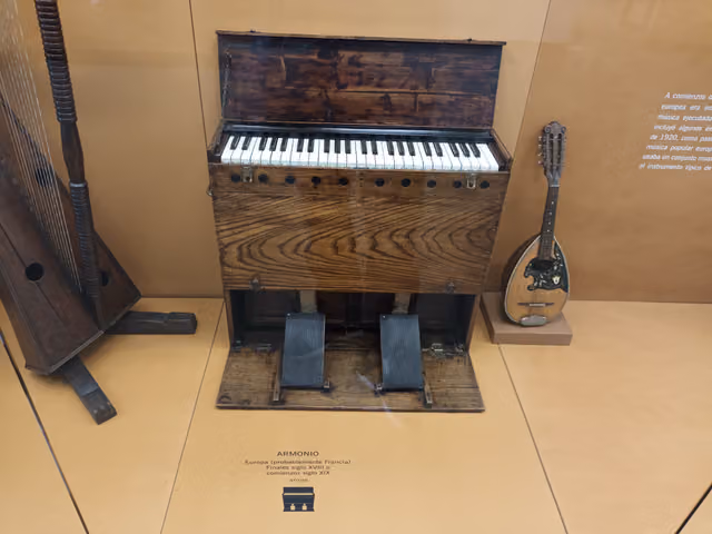 Armonio en la Sala de Música de la Biblioteca Luis Ángel Arango