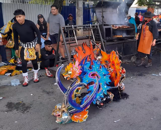 Máscaras de diablada en un puesto de comida, Cochabamba