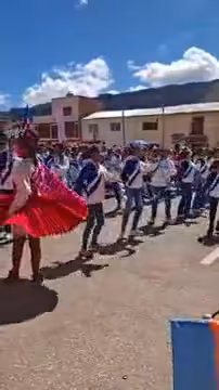 Sikuris cantan «Celosa» en la gran retreta de Huancané