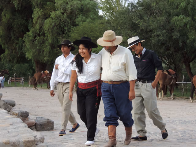 Grupo de alféreces en la fiesta de Molinos