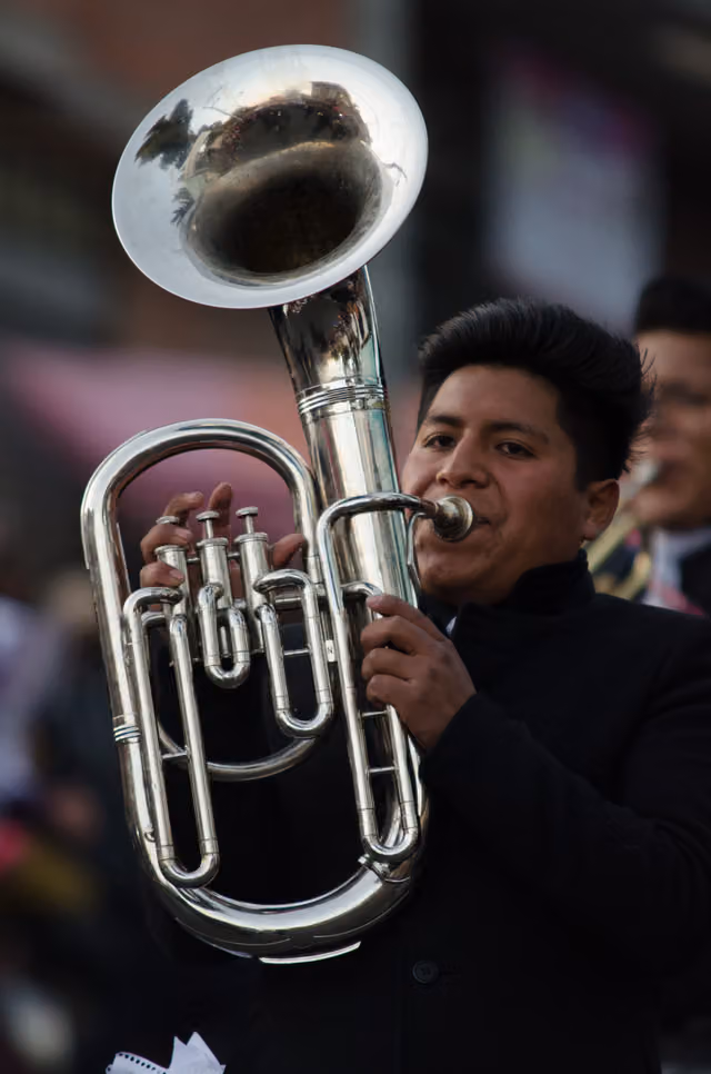 Músico tocando la tuba