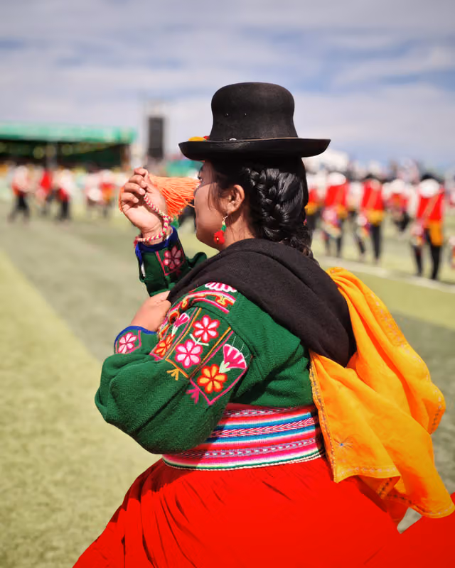 Mujer ondeando el wichi wichi, conjunto Chacareros Flor de Sankayu
