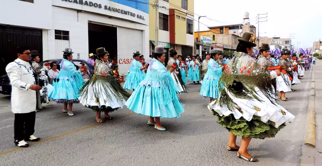 Cholitas puneñas de la danza morenada del Perú