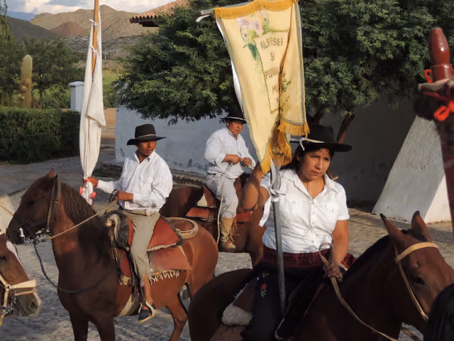 Alfereza a caballo con la bandera del grupo