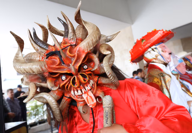 Diablada de Píllaro, Ecuador (2017, foto 38628431574)