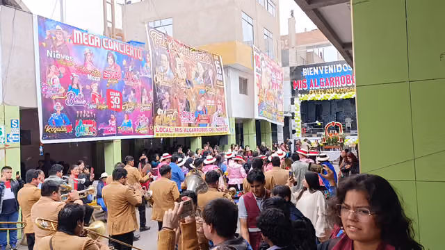 Grand entrance of the mayordomos with band and dancers