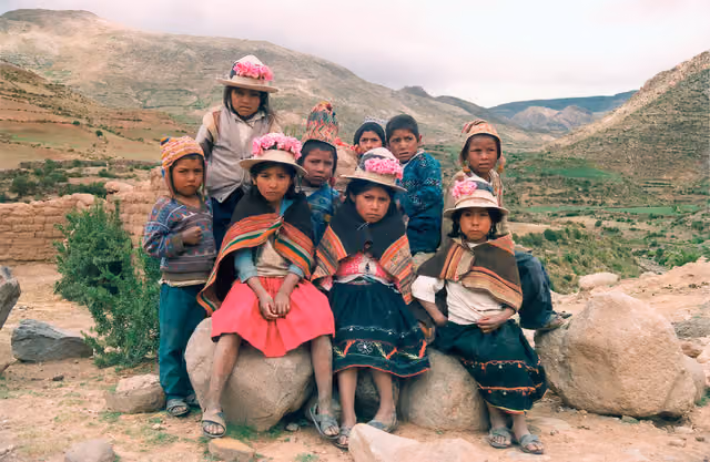 Qaqachaka, 0218: niños y niñas de la marka de Qaqachaka con sombreros y mantas tradicionales