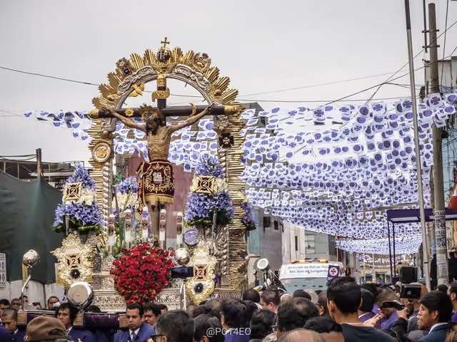 Procesión del Señor del Santuario en Barrios Altos, Lima