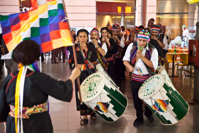 Música del altiplano en la estación de trenes de Constitución (15670520432)