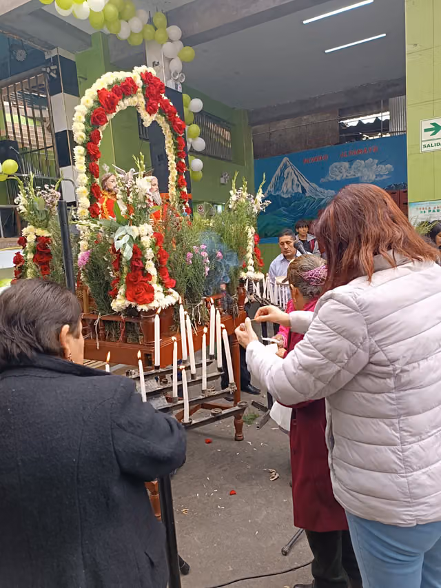 Velas encendidas en honor a la Virgen de la Candelaria