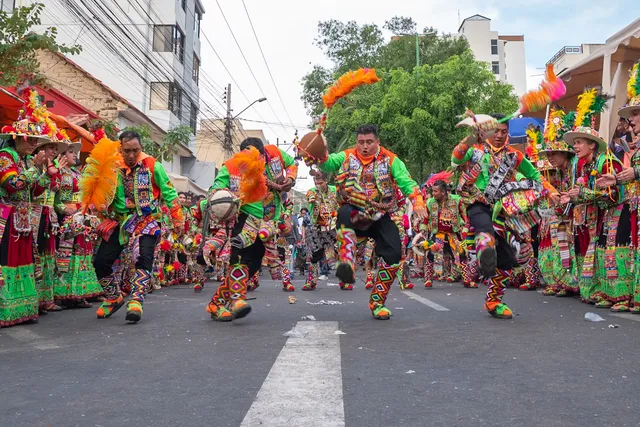 Hombres danza tinkus, Bolivia, carnaval 07