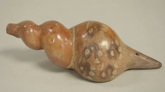 Ceramic trumpet in the form of a shell
