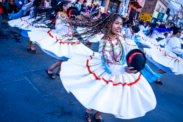 Movimiento cultural saya afroboliviana en la entrada de la Virgen de Fátima