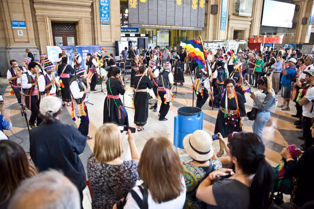 Música del altiplano en la estación de trenes de Constitución (15484125810)