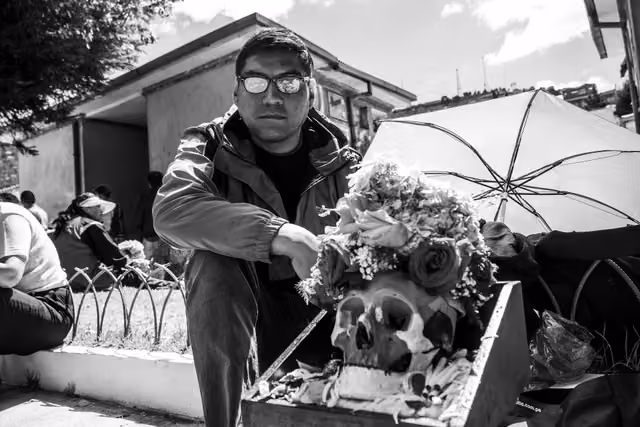 Fiesta de las ñatitas en el cementerio de La Paz