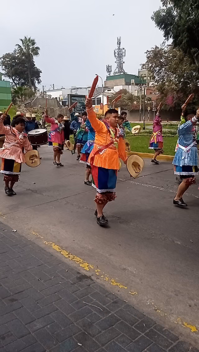 Street parade with Peruvian dances in San Borja
