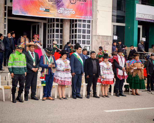 Autoridades municipales en la apertura del Jach'a Anata Phunchawi