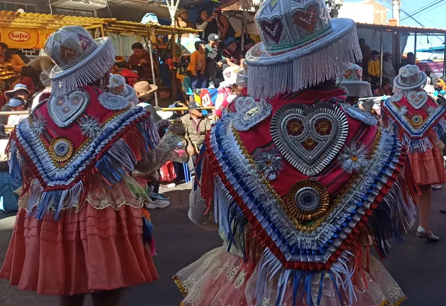 Kullawada dancers seen from behind