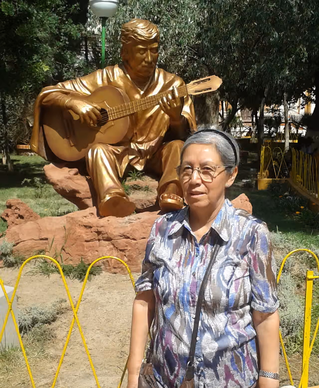Gladys Cortez frente a la estatua de Alfredo Domínguez