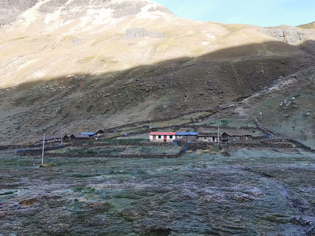 Stone houses on the Qoylluriti pilgrimage road