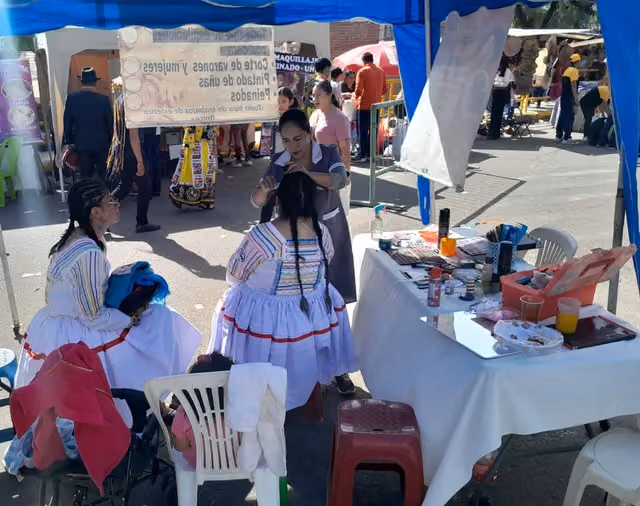 Danzarinas de saya maquillándose, Cochabamba