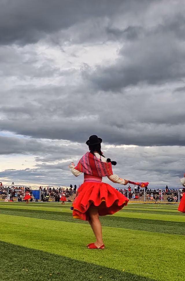 Danzarina de sikuris en el carnaval de Ácora