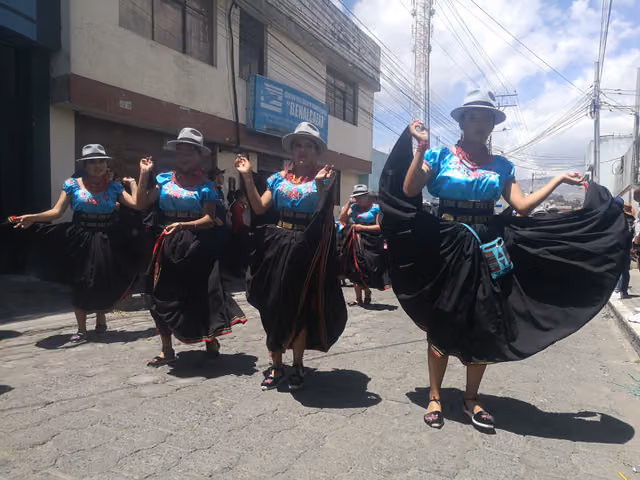 Danzantes mujeres indígenas