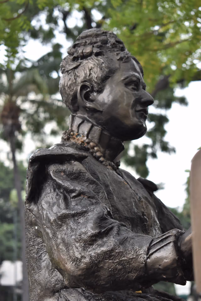 Ana Villamil Icaza monument 07 (detail)