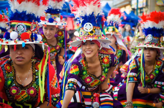 Bailarinas de tinku en el Carnaval de Bolivia