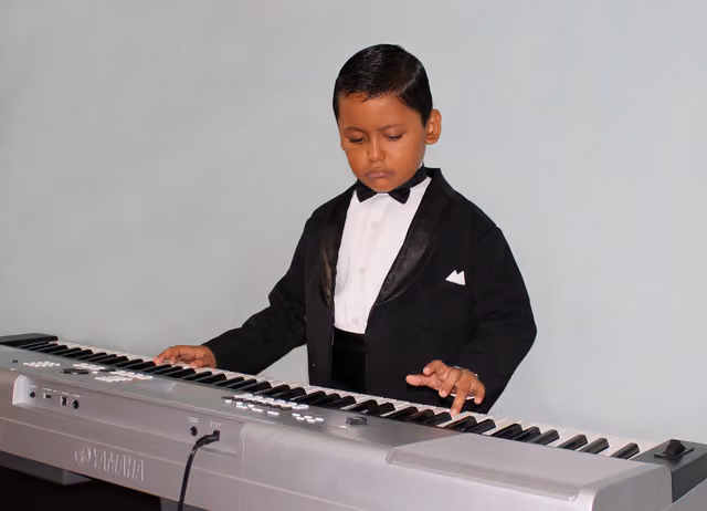 Victor Andre Agila, niño teclista (2)