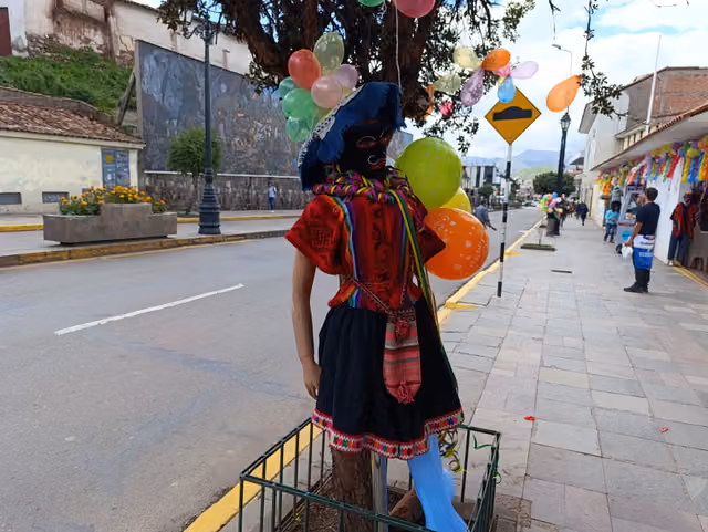 Dolls made for the comadres festivity, historic centre of Cusco (02)