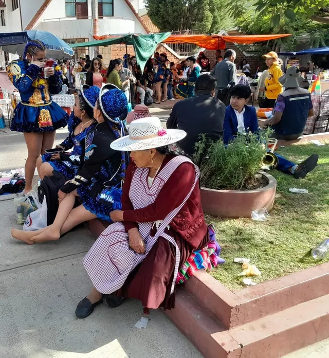 Caporales de Cochabamba preparándose para bailar