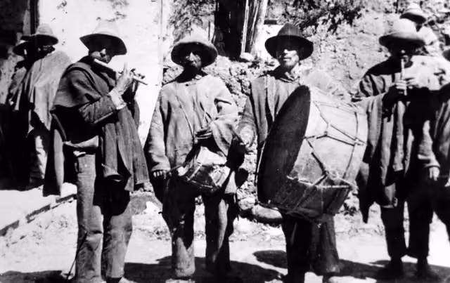 Conjunto de cinco hombres con flautas traversas y tambores