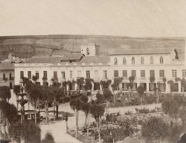 Plaza Mayor con la casa de Don Carlos Aguirre (1870), Quito