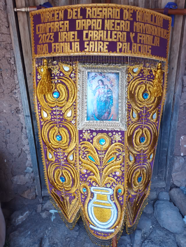 Festividad de la Virgen del Rosario, Cusco (05): estandarte de la danza Qhapaq Negro